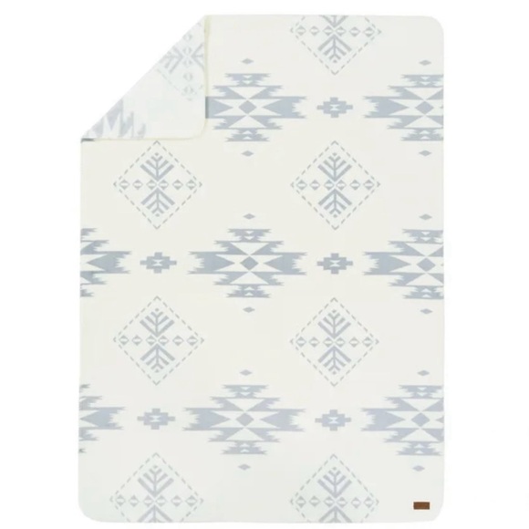 Pendleton Plush Throw - Picture 3 of 5